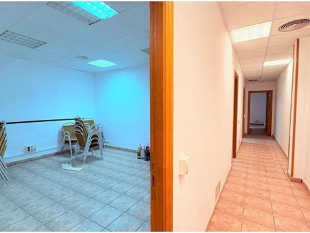 Local comercial multifuncional al centre de Castellar – 258 m2