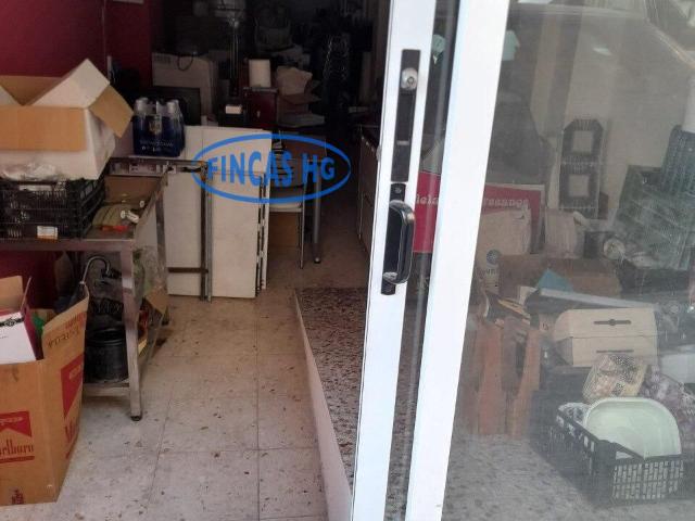Local comercial situado en el barrio de Los Ángeles, a pocos metros de la Avenida de Teulada
