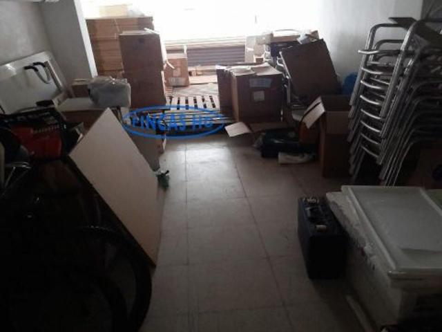Local comercial situado en el barrio de Los Ángeles, a pocos metros de la Avenida de Teulada