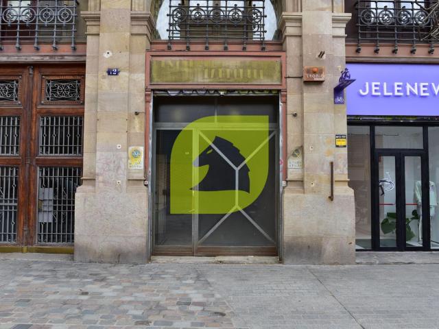 Local comercial singular frente al Mercat del Born | Amplio, versátil y con carácter