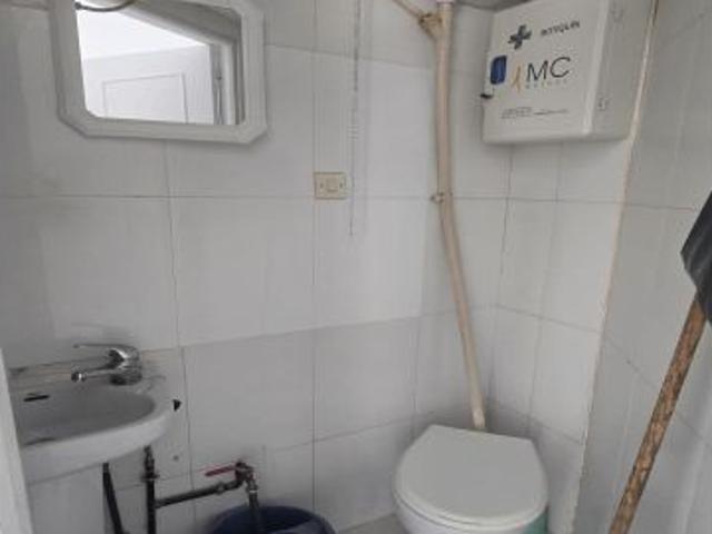 Local comercial para despacho o pequeño negocio en el barrio de la laguna.