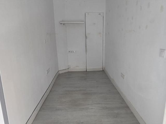 Local comercial para despacho o pequeño negocio en el barrio de la laguna.