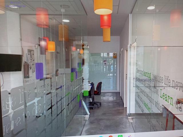 Local comercial preparado como centro de estudios o despacho comercial