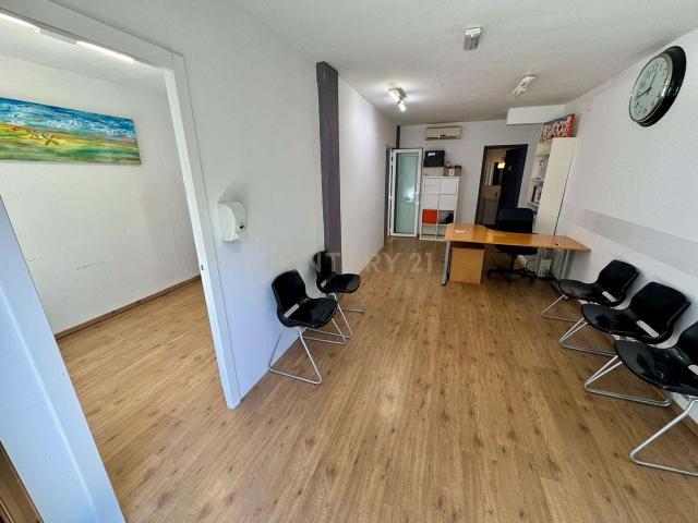 Local comercial reformado en venta junto al metro Coll | La Teixonera