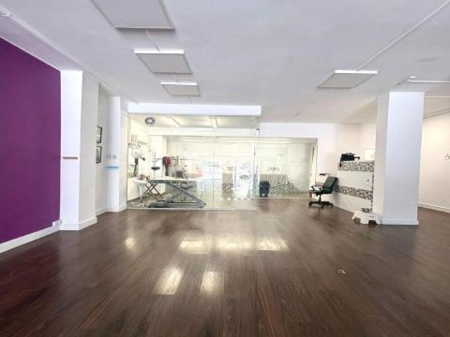 LOCAL COMERCIAL REFORMAT EN UNA DE LES MILLORS AVINGUDES DE TERRASSA