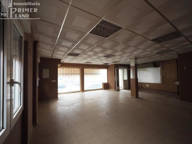 Local Comercial Versátil en Tomelloso: Oportunidad de Inversión