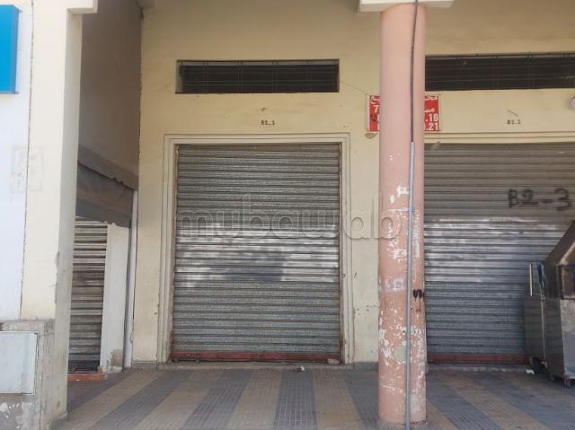 Local commercial avec 2 portes en plein avenue