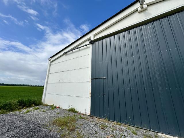 Local commercial avec caisson de bureau
