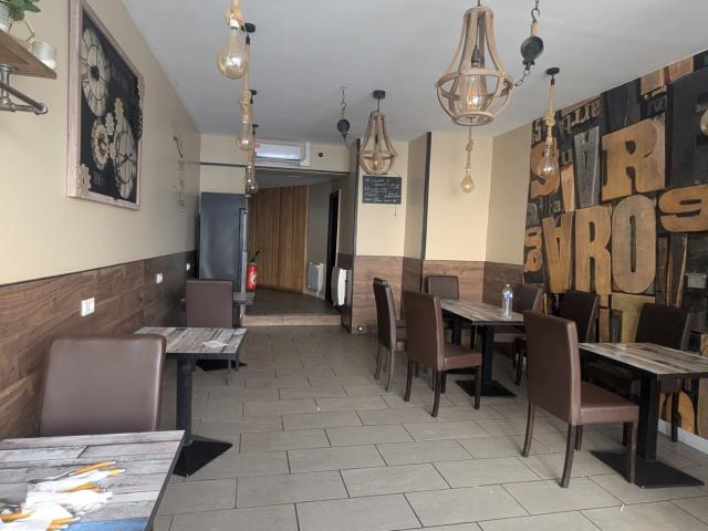 Local commercial avec cuisine et cour et Appartement