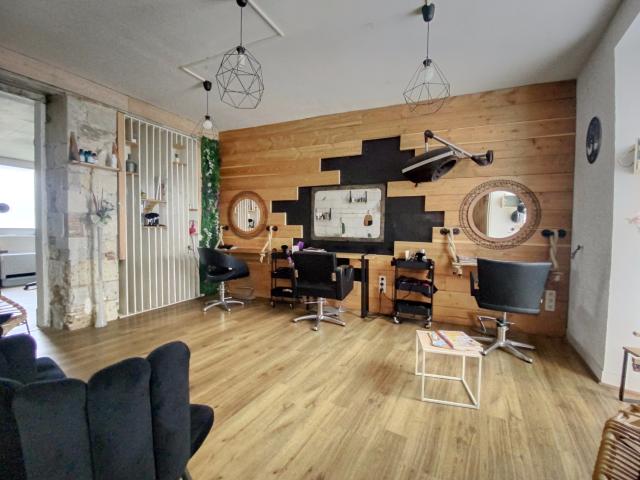 Local commercial avec Appartement à l'étage