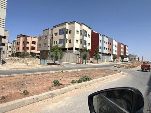 Local commercial avec deux façades dans une grande rue à vendre