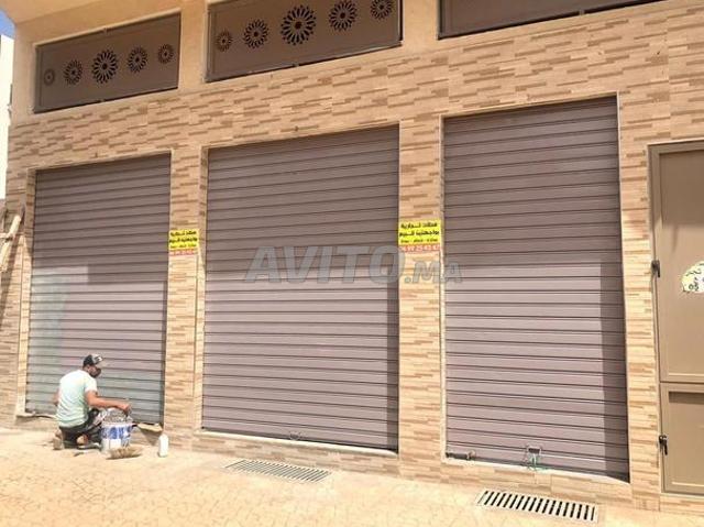 Local commercial avec deux façades sur deux rues