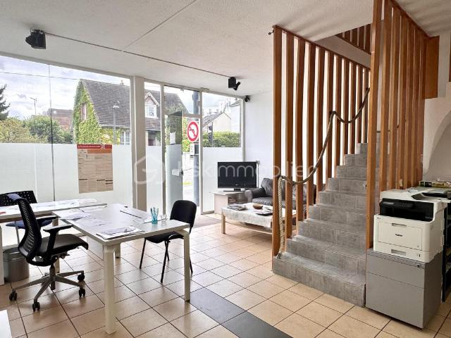 Local commercial avec étage, emplacement stratégique axe passant