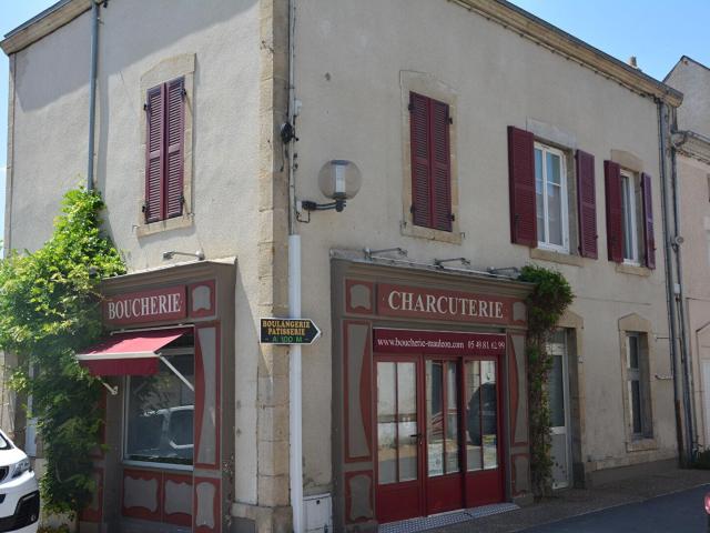 Local commercial avec fonds de commerce et maison d'habitati. 235m² Mauléon