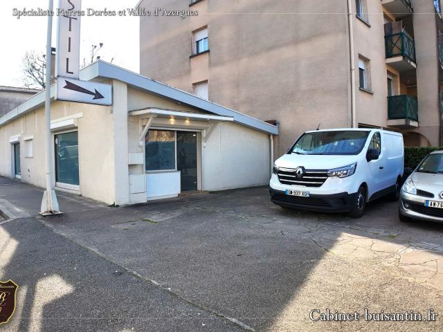 Local commercial avec stationnements