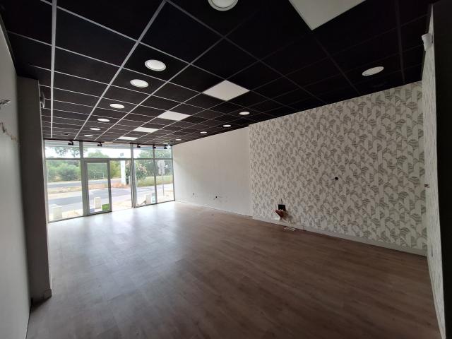 LOCAL COMMERCIAL AVEC VITRINE 100M2 VENDARGUES