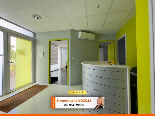 Local commercial à Cournon d'Auvergne avec vitrine
