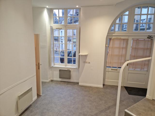 LOCAL COMMERCIAL A USAGE DE BUREAUX