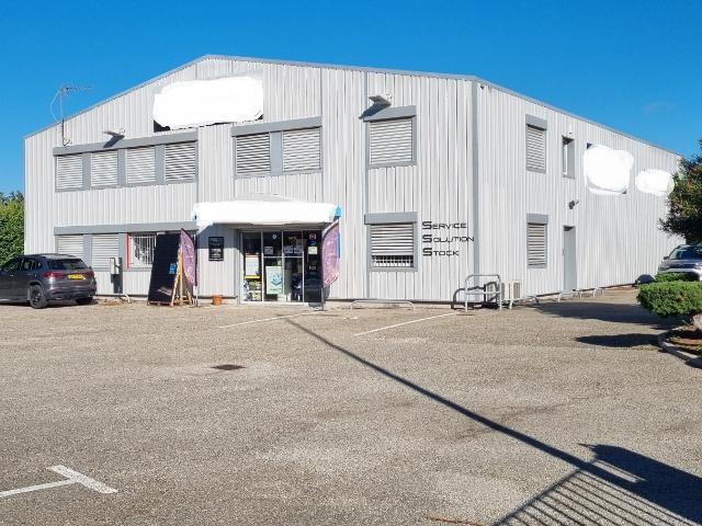 LOCAL COMMERCIAL A USAGE MAGASIN BUREAUX ENTREPOT SURFACE 665 M2 TERRAIN 1610 M2