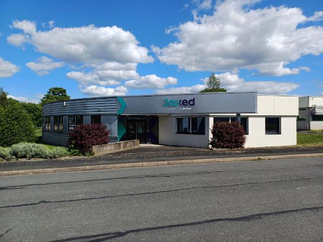 Local commercial à vendre à BEAUCOUZE ANGERS Ouest 488m² + Parkings privés + Dépendances
