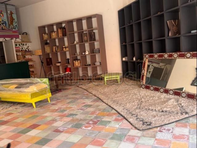 Local commercial à vendre à Sidi Ghanem. Surface de 100 m². Système de climatisation