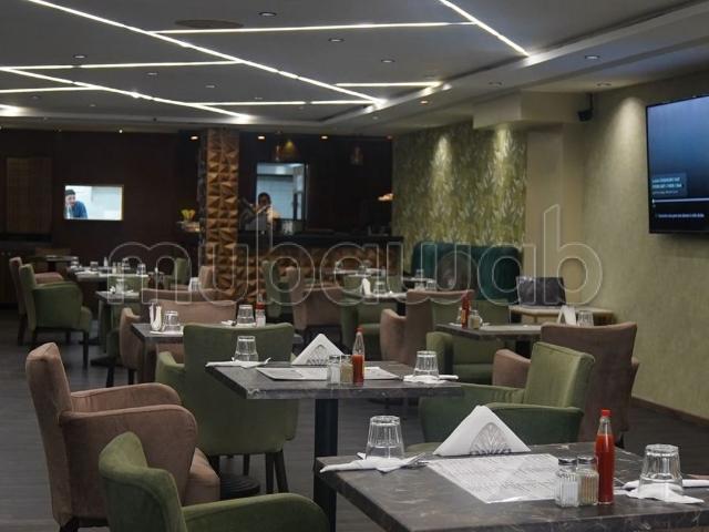 Local commercial à vendre à Palmier. Surface totale 236 m². Sécurisé 24/