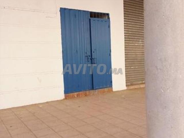 Local commercial aménagé avec mezzanine à vendre dans une grande rue