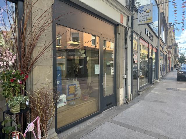 Local commercial belle vitrine plain pieds + espace stockage en cour intérieure