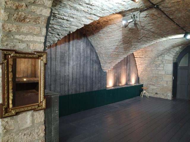 Local commercial composé de caves voutées à Salins Les Bains