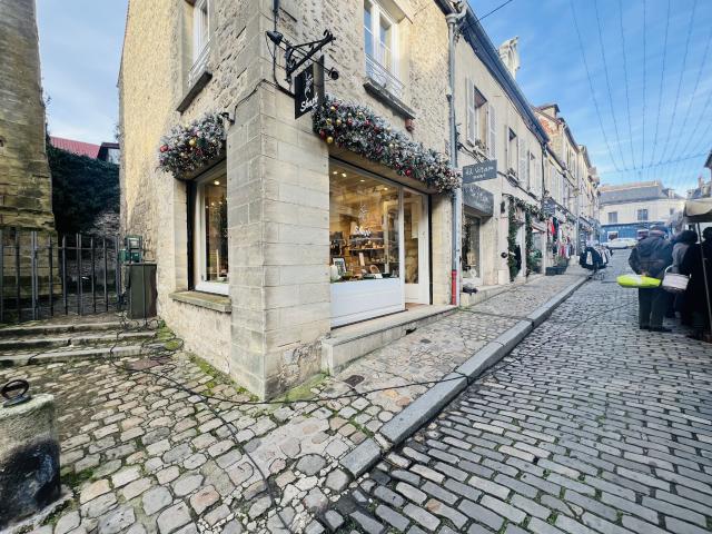 Local commercial d'angle au coeur historique de Senlis