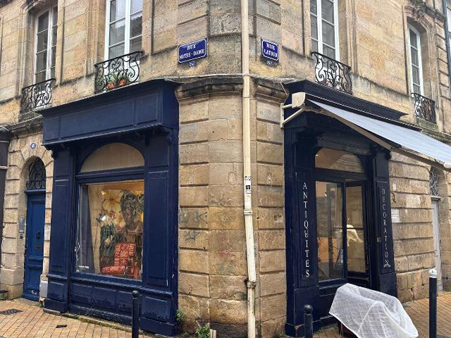 Local commercial d'angle Rue Notre Dame