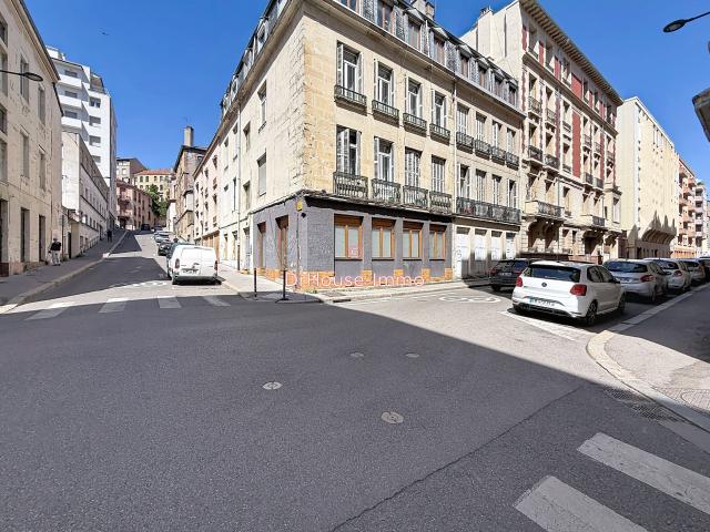 Local commercial de caractère 49,7 m² Emplacement d'angle