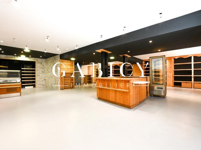 LOCAL COMMERCIAL DE GRANDE SUPERFICIE
