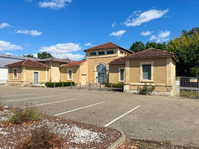 Local commercial de près de 500 m² idéalement situé proche d. 480m² Fleurance