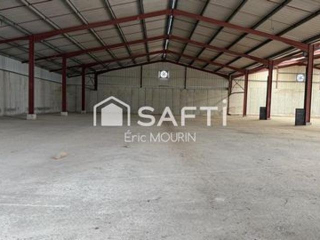 Local commercial de stockage, ou boxe pour caravane, camping car