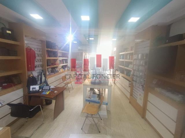 Local commercial de 180m2 à la location Bd Ba Hmad côté Casa Voyageur
