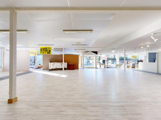 Local commercial de 1130 m2 avec espace stockage de 500 m2