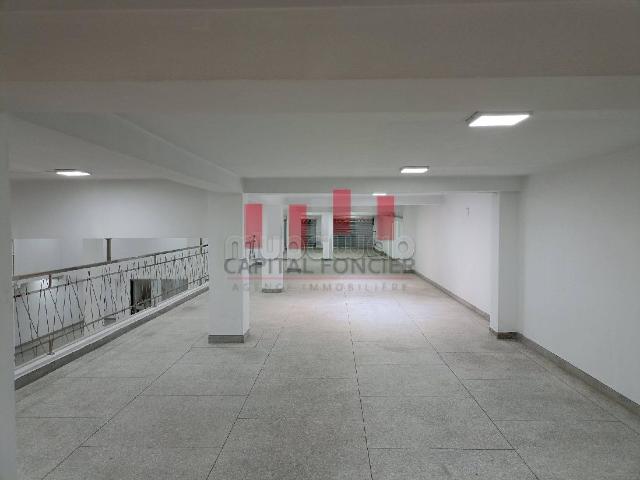 Local commercial de 1300m2 à la location Bd Oum Rabii