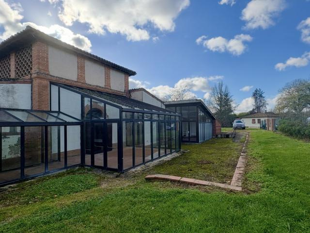 Local commercial de 450 m2 au centre du village LOMBEZ