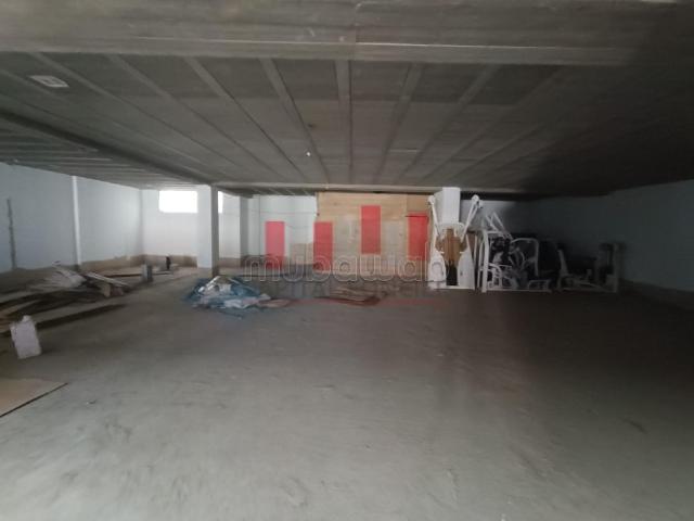 Local commercial de 640m2 à la location Beauséjour