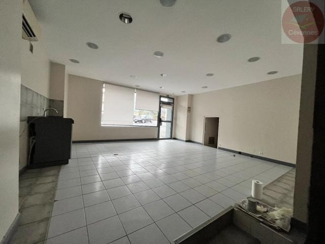 Local commercial emplacement n°1, appartement et garage