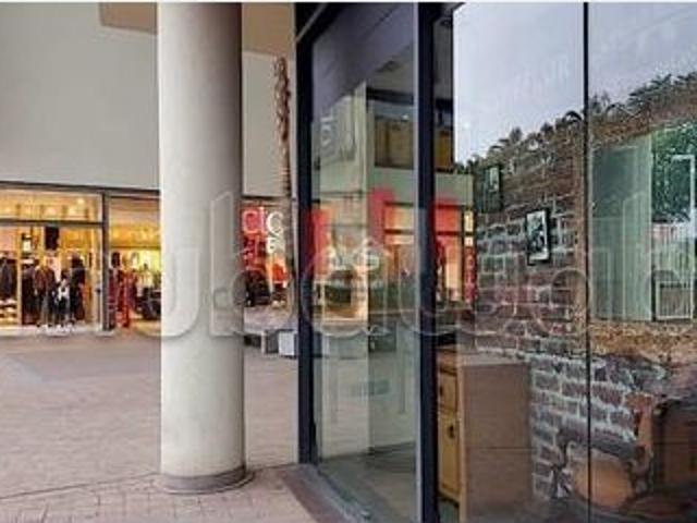Local commercial en angle 2 facades en plein bld quartier 2 mars de 133 m a la location