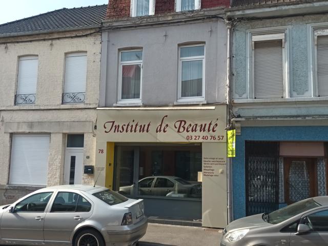 Local commercial esthétique, bien être, paramédical avec partie habitation