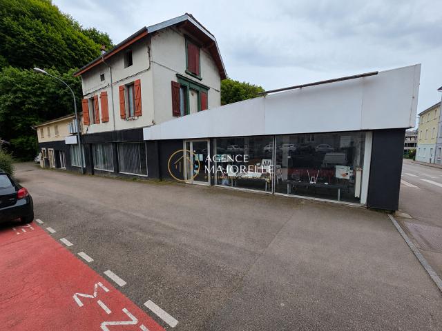 Local commercial, grande vitrine, rue passante
