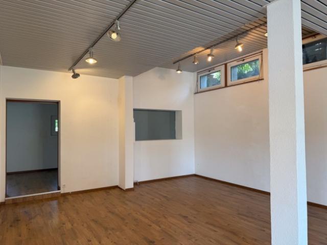 Local commercial polyvalent de 122m2 avec sous sol et parkings