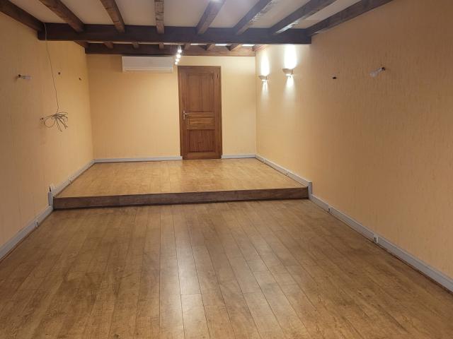 Local commercial / professionnel 81 m2 centre de la commune