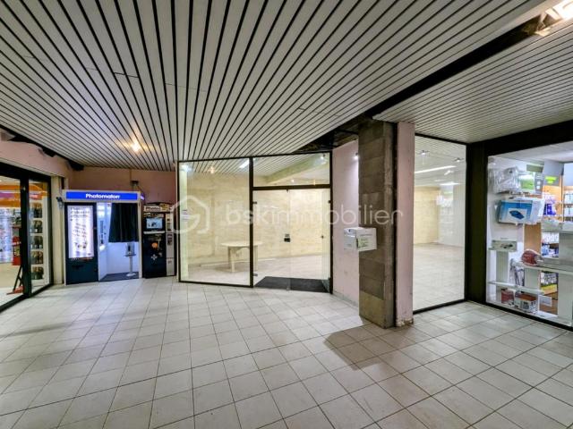 Local commercial / Professionnel situé au centre commercial de Saint Georges de Reintembault