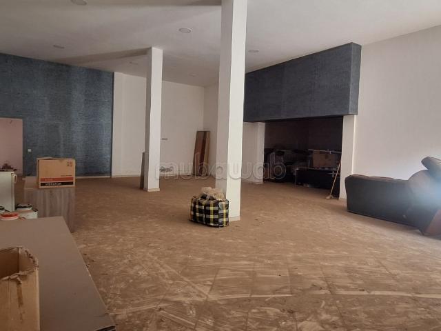 Local commercial showroom 1200m2