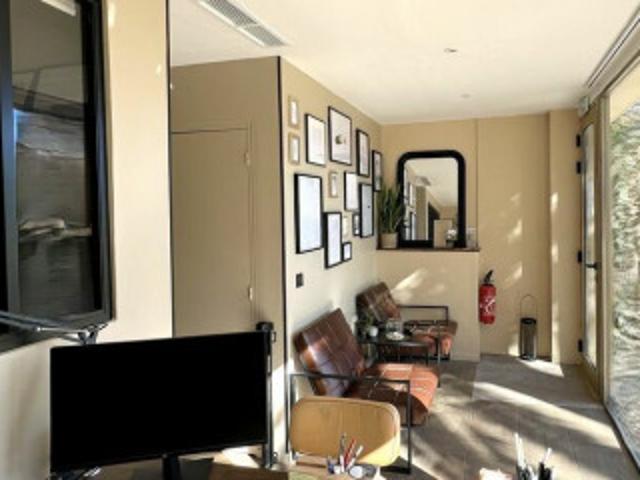 Local commercial 06210