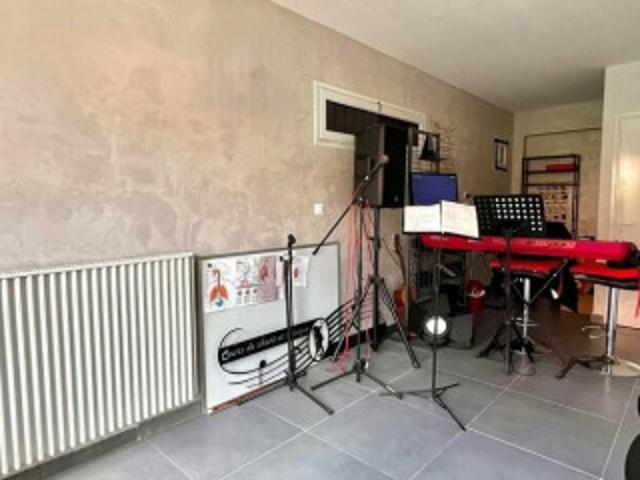 Local commercial 06700